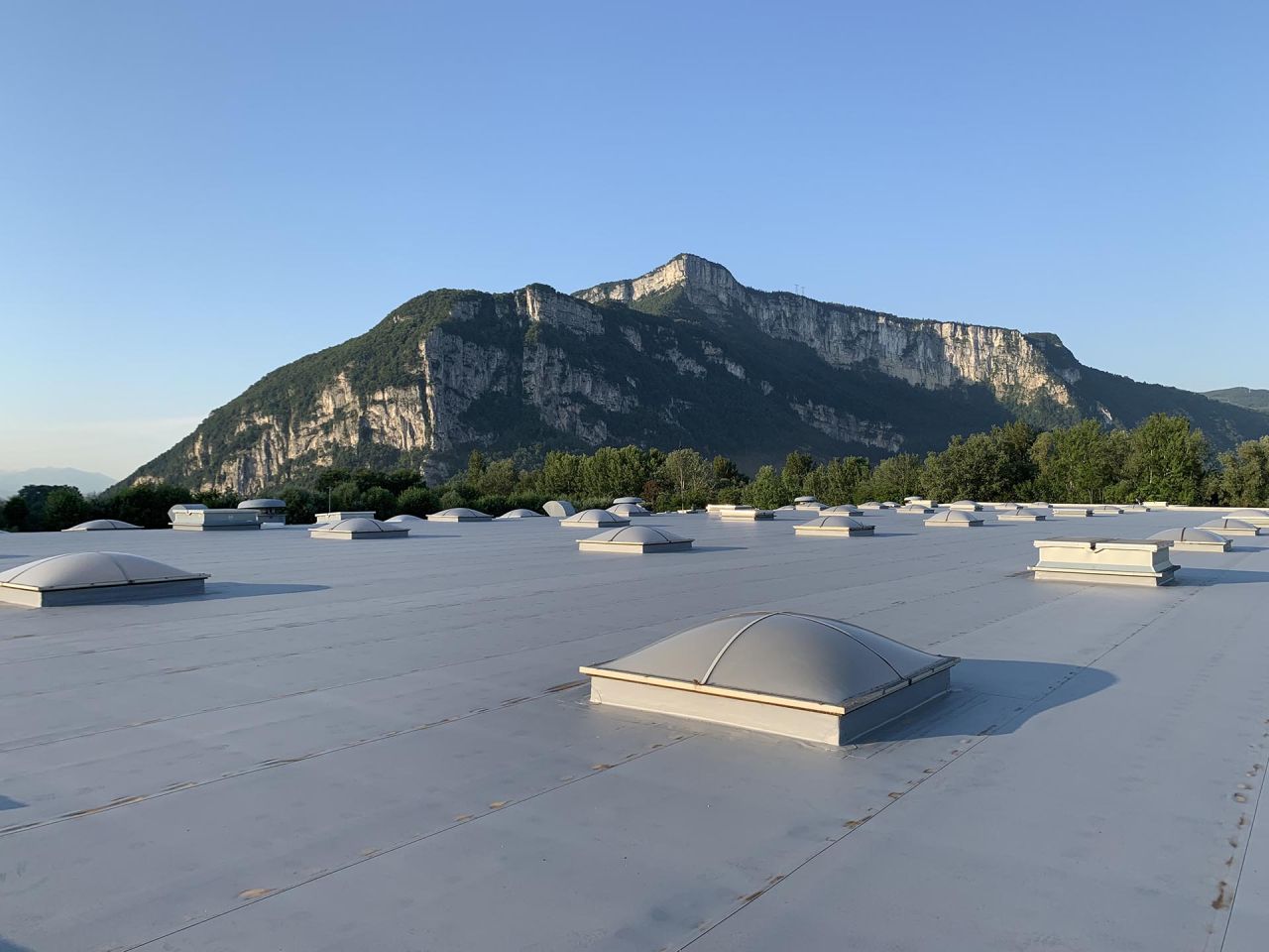Pourquoi isoler la toiture d’un bâtiment industriel est un choix stratégique