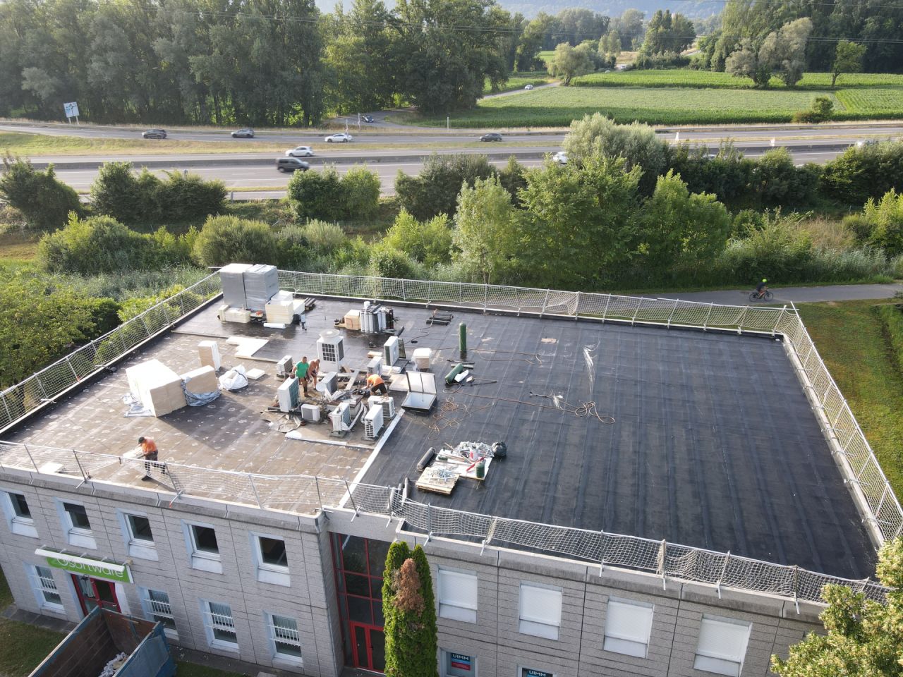 Décret Tertiaire : comment l’isolation et l’étanchéité de vos bâtiments vous aident à être conformes ?